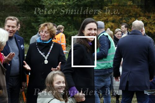 Alphen aan de Rijn 10 november 2021
Prinses Irene opent de Nationale Boomfeestdag. Samen met haar zoon prins Carlos, haar dochter prinses Margarita, schoondochter Viktoria en kleinkinderen plantte ze een Levensboom (een populier) in haar eigen Prinses IreneBos. Sterre Koning trad op .
