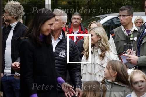 Alphen aan de Rijn 10 november 2021
Prinses Irene opent de Nationale Boomfeestdag. Samen met haar zoon prins Carlos, haar dochter prinses Margarita, schoondochter Viktoria en kleinkinderen plantte ze een Levensboom (een populier) in haar eigen Prinses IreneBos. Sterre Koning trad op .