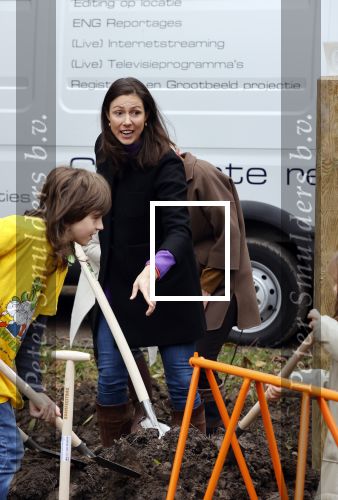 Alphen aan de Rijn 10 november 2021
Prinses Irene opent de Nationale Boomfeestdag. Samen met haar zoon prins Carlos, haar dochter prinses Margarita, schoondochter Viktoria en kleinkinderen plantte ze een Levensboom (een populier) in haar eigen Prinses IreneBos. Sterre Koning trad op .