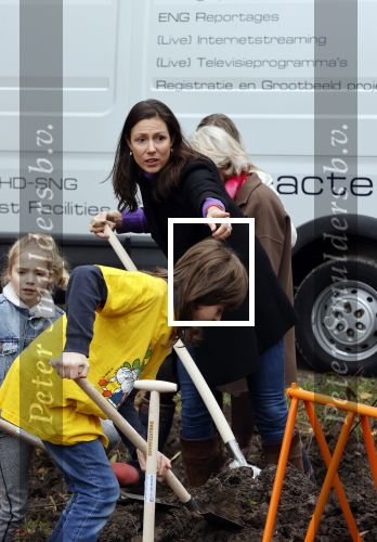 Alphen aan de Rijn 10 november 2021
Prinses Irene opent de Nationale Boomfeestdag. Samen met haar zoon prins Carlos, haar dochter prinses Margarita, schoondochter Viktoria en kleinkinderen plantte ze een Levensboom (een populier) in haar eigen Prinses IreneBos. Sterre Koning trad op .