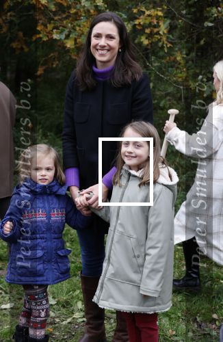 Alphen aan de Rijn 10 november 2021
Prinses Irene opent de Nationale Boomfeestdag. Samen met haar zoon prins Carlos, haar dochter prinses Margarita, schoondochter Viktoria en kleinkinderen plantte ze een Levensboom (een populier) in haar eigen Prinses IreneBos. Sterre Koning trad op .