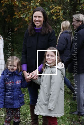 Alphen aan de Rijn 10 november 2021
Prinses Irene opent de Nationale Boomfeestdag. Samen met haar zoon prins Carlos, haar dochter prinses Margarita, schoondochter Viktoria en kleinkinderen plantte ze een Levensboom (een populier) in haar eigen Prinses IreneBos. Sterre Koning trad op .