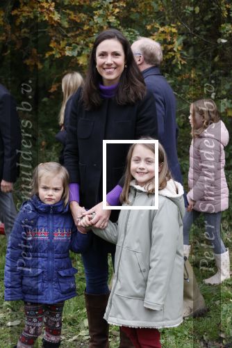 Alphen aan de Rijn 10 november 2021
Prinses Irene opent de Nationale Boomfeestdag. Samen met haar zoon prins Carlos, haar dochter prinses Margarita, schoondochter Viktoria en kleinkinderen plantte ze een Levensboom (een populier) in haar eigen Prinses IreneBos. Sterre Koning trad op .
