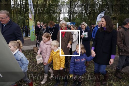 Alphen aan de Rijn 10 november 2021
Prinses Irene opent de Nationale Boomfeestdag. Samen met haar zoon prins Carlos, haar dochter prinses Margarita, schoondochter Viktoria en kleinkinderen plantte ze een Levensboom (een populier) in haar eigen Prinses IreneBos. Sterre Koning trad op .