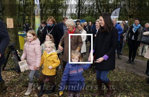 Alphen aan de Rijn 10 november 2021
Prinses Irene opent de Nationale Boomfeestdag. Samen met haar zoon prins Carlos, haar dochter prinses Margarita, schoondochter Viktoria en kleinkinderen plantte ze een Levensboom (een populier) in haar eigen Prinses IreneBos. Sterre Koning trad op .