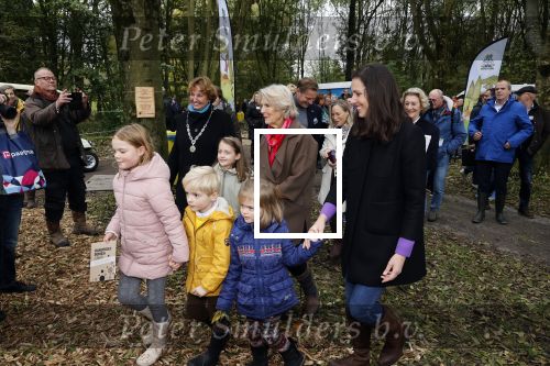 Alphen aan de Rijn 10 november 2021
Prinses Irene opent de Nationale Boomfeestdag. Samen met haar zoon prins Carlos, haar dochter prinses Margarita, schoondochter Viktoria en kleinkinderen plantte ze een Levensboom (een populier) in haar eigen Prinses IreneBos. Sterre Koning trad op .