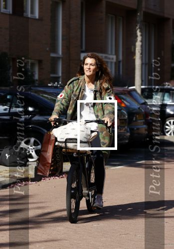 Amsterdam 22 september 2021
Quinty Trustfull op haar electrische van Moof fiets.
