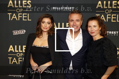 Amsterdam 1 november 2021
Premiere alles op tafel in het deLamar theater.
Richard Kemper met zijn dochter en Sandra Mattie