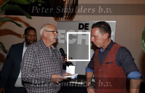 Leiden 15 november 2021
Boekpresentatie Rob Geus . Rob reikt het eerste boek uit aan een leraar van hem