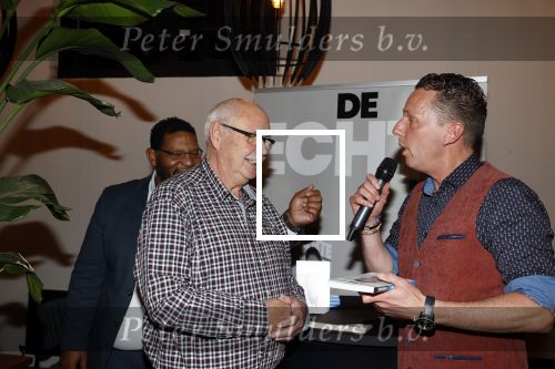 Leiden 15 november 2021
Boekpresentatie Rob Geus . Rob reikt het eerste boek uit aan een leraar van hem