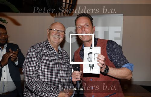 Leiden 15 november 2021
Boekpresentatie Rob Geus . Rob reikt het eerste boek uit aan een leraar van hem