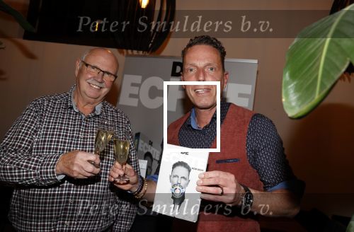 Leiden 15 november 2021
Boekpresentatie Rob Geus . Rob reikt het eerste boek uit aan een leraar van hem