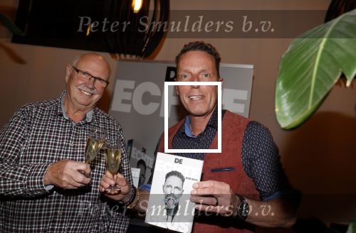 Leiden 15 november 2021
Boekpresentatie Rob Geus . Rob reikt het eerste boek uit aan een leraar van hem