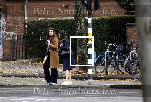 Amsterdam 26 oktober 2021
Roos ten Brink met dochter op straat in Amsterdam zuid