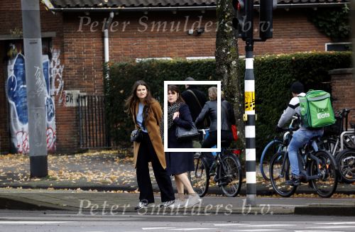 Amsterdam 26 oktober 2021
Roos ten Brink met dochter op straat in Amsterdam zuid