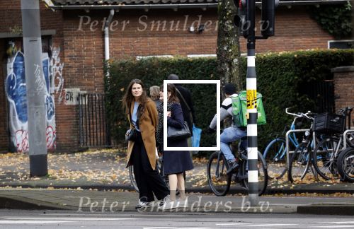 Amsterdam 26 oktober 2021
Roos ten Brink met dochter op straat in Amsterdam zuid