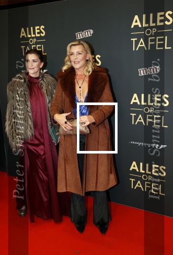 Amsterdam 1 november 2021
Premiere alles op tafel in het deLamar theater.
Saskia Noort en dochter Julia Schellekens
