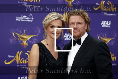 Scheveningen 26 september 2021
Premiere Aladdin in het circustheater. Bastiaan ragas en zijn vrouw Tooske met hun kinderen