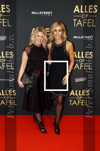 Amsterdam 1 november 2021
Premiere alles op tafel in het deLamar theater.
Wendy v Dijk kwam met goede vriendin Claudia de Bruijn
