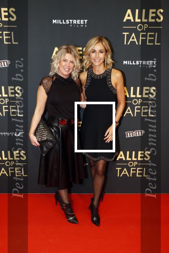 Amsterdam 1 november 2021
Premiere alles op tafel in het deLamar theater.
Wendy v Dijk kwam met goede vriendin Claudia de Bruijn