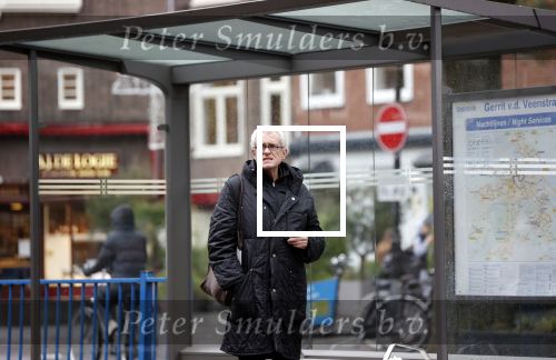 Amsterdam 2 november 2021
Wim Nijkamp de partner van Joop Braakhekke wacht op de tram in Amsterdam zuid