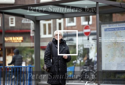 Amsterdam 2 november 2021
Wim Nijkamp de partner van Joop Braakhekke wacht op de tram in Amsterdam zuid