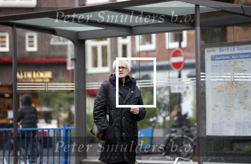 Amsterdam 2 november 2021
Wim Nijkamp de partner van Joop Braakhekke wacht op de tram in Amsterdam zuid