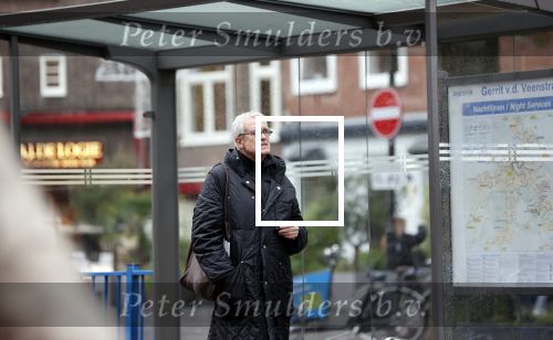 Amsterdam 2 november 2021
Wim Nijkamp de partner van Joop Braakhekke wacht op de tram in Amsterdam zuid