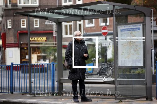 Amsterdam 2 november 2021
Wim Nijkamp de partner van Joop Braakhekke wacht op de tram in Amsterdam zuid