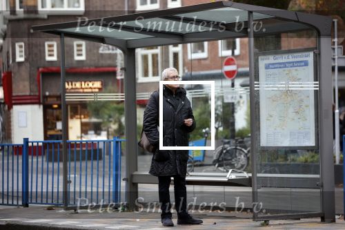 Amsterdam 2 november 2021
Wim Nijkamp de partner van Joop Braakhekke wacht op de tram in Amsterdam zuid