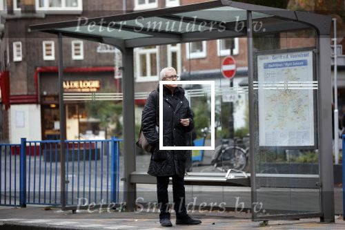 Amsterdam 2 november 2021
Wim Nijkamp de partner van Joop Braakhekke wacht op de tram in Amsterdam zuid