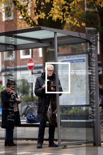 Amsterdam 2 november 2021
Wim Nijkamp de partner van Joop Braakhekke wacht op de tram in Amsterdam zuid