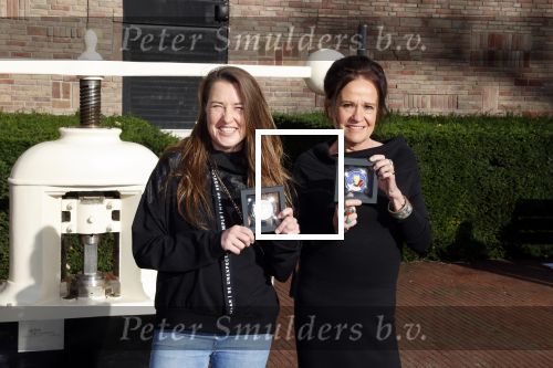Amsterdam 5 november 2021
Slaan van Munt Herman Brood ivm 75e verjaardag. Zijn vrouw Xandra en dochters Holly Lola en Brenda  zijn natuurlijk aanwezig.