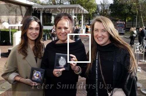 Amsterdam 5 november 2021
Slaan van Munt Herman Brood ivm 75e verjaardag. Zijn vrouw Xandra en dochters Holly Lola en Brenda  zijn natuurlijk aanwezig.