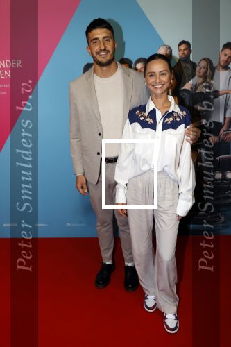 Amsterdam 11 oktober 2021
Premiere Liefde zonder grenzenin Tuschinski 
Zoe v d Weert en partner