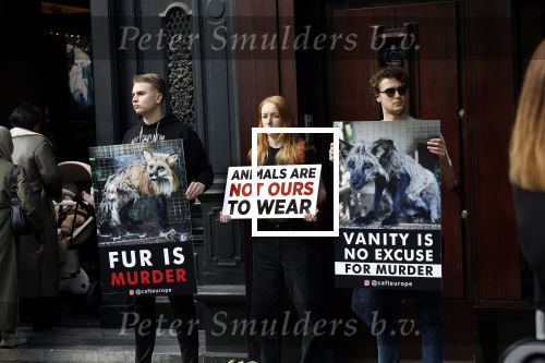 Amsterdam 29 oktober 2022
Aktievoerders op de pc hooftstraat tegen dierenleed. Ze staan voor Tiffany&Co