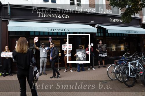 Amsterdam 29 oktober 2022
Aktievoerders op de pc hooftstraat tegen dierenleed. Ze staan voor Tiffany&Co