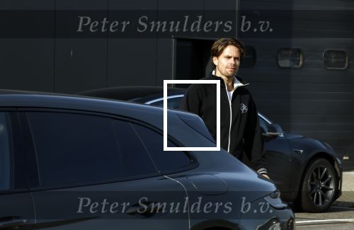 Mijdrecht Vinkeveen 30 oktober 2022
Andre Hazes zijn auto bij zijn moeder en daarna ging hij trainen in Mijdrecht en daarna op de koffie vij zijn neef Djarno Hofland in Vinkeveen.