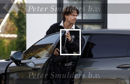 Mijdrecht Vinkeveen 30 oktober 2022
Andre Hazes zijn auto bij zijn moeder en daarna ging hij trainen in Mijdrecht en daarna op de koffie vij zijn neef Djarno Hofland in Vinkeveen.