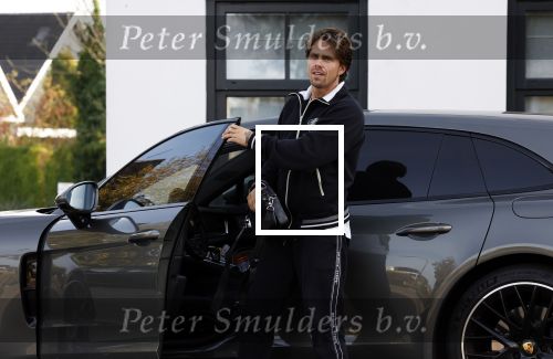 Mijdrecht Vinkeveen 30 oktober 2022
Andre Hazes zijn auto bij zijn moeder en daarna ging hij trainen in Mijdrecht en daarna op de koffie vij zijn neef Djarno Hofland in Vinkeveen.