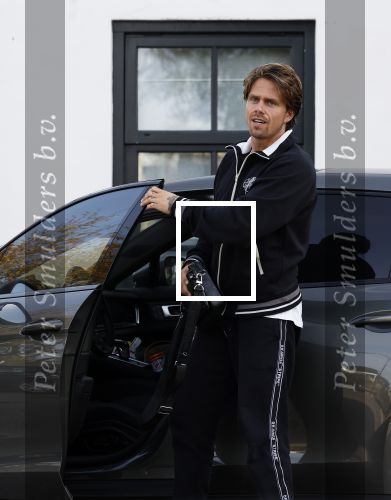 Mijdrecht Vinkeveen 30 oktober 2022
Andre Hazes zijn auto bij zijn moeder en daarna ging hij trainen in Mijdrecht en daarna op de koffie vij zijn neef Djarno Hofland in Vinkeveen.