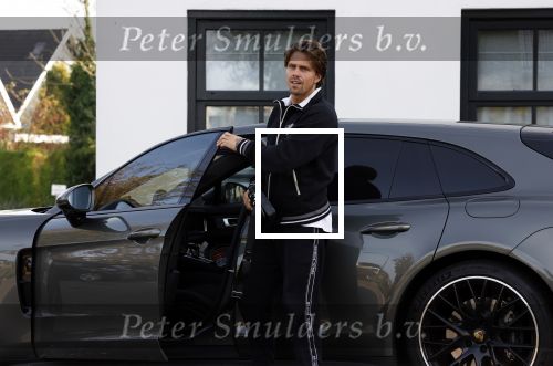 Mijdrecht Vinkeveen 30 oktober 2022
Andre Hazes zijn auto bij zijn moeder en daarna ging hij trainen in Mijdrecht en daarna op de koffie vij zijn neef Djarno Hofland in Vinkeveen.
