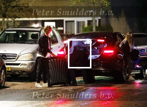 Schiphol - Amstelveen 16 oktober 2022
Andre Hazes en zijn nieuwe vriendin Sarah Sabil arriveren na hun eerste vakantie samen in Dubai bij de VIP op schiphol en daarna brengt taxi Sarah naar haar huis in Amstelveen.