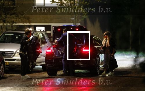 Schiphol - Amstelveen 16 oktober 2022
Andre Hazes en zijn nieuwe vriendin Sarah Sabil arriveren na hun eerste vakantie samen in Dubai bij de VIP op schiphol en daarna brengt taxi Sarah naar haar huis in Amstelveen.