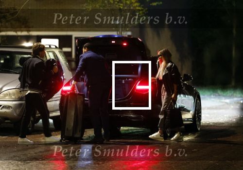 Schiphol - Amstelveen 16 oktober 2022
Andre Hazes en zijn nieuwe vriendin Sarah Sabil arriveren na hun eerste vakantie samen in Dubai bij de VIP op schiphol en daarna brengt taxi Sarah naar haar huis in Amstelveen.