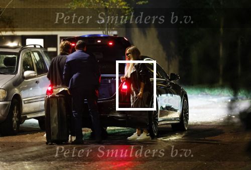 Schiphol - Amstelveen 16 oktober 2022
Andre Hazes en zijn nieuwe vriendin Sarah Sabil arriveren na hun eerste vakantie samen in Dubai bij de VIP op schiphol en daarna brengt taxi Sarah naar haar huis in Amstelveen.