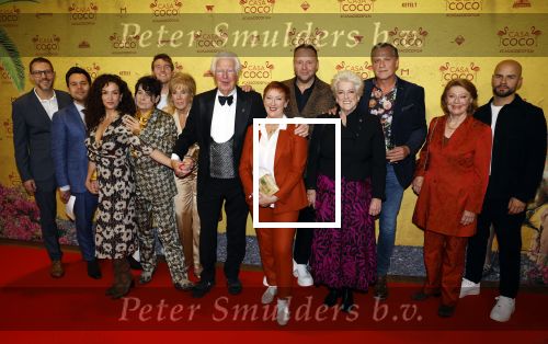 Rotterdam 7 november 2022
Premiere Casa Coco met oa Gerard Cox Joke Bruijs Loes Luca Katja Schuurman Frederique Spigt Bruni Heinke Oscar Aerts Chris Tates Richard Groenendijk en Pamela Teves. Cast Casa Coco