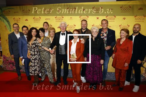 Rotterdam 7 november 2022
Premiere Casa Coco met oa Gerard Cox Joke Bruijs Loes Luca Katja Schuurman Frederique Spigt Bruni Heinke Oscar Aerts Chris Tates Richard Groenendijk en Pamela Teves. Cast Casa Coco