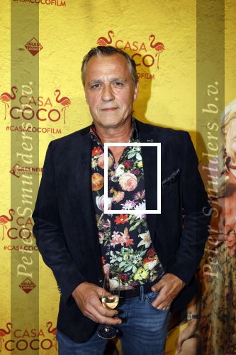 Rotterdam 7 november 2022
Premiere Casa Coco met oa Gerard Cox Joke Bruijs Loes Luca Katja Schuurman Frederique Spigt Bruni Heinke Oscar Aerts Chris Tates Richard Groenendijk en Pamela Teves. Chris tates met partner