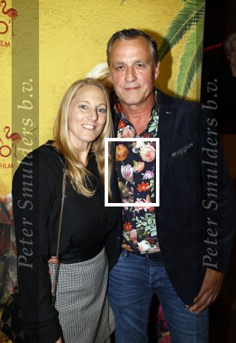 Rotterdam 7 november 2022
Premiere Casa Coco met oa Gerard Cox Joke Bruijs Loes Luca Katja Schuurman Frederique Spigt Bruni Heinke Oscar Aerts Chris Tates Richard Groenendijk en Pamela Teves. Chris tates met partner